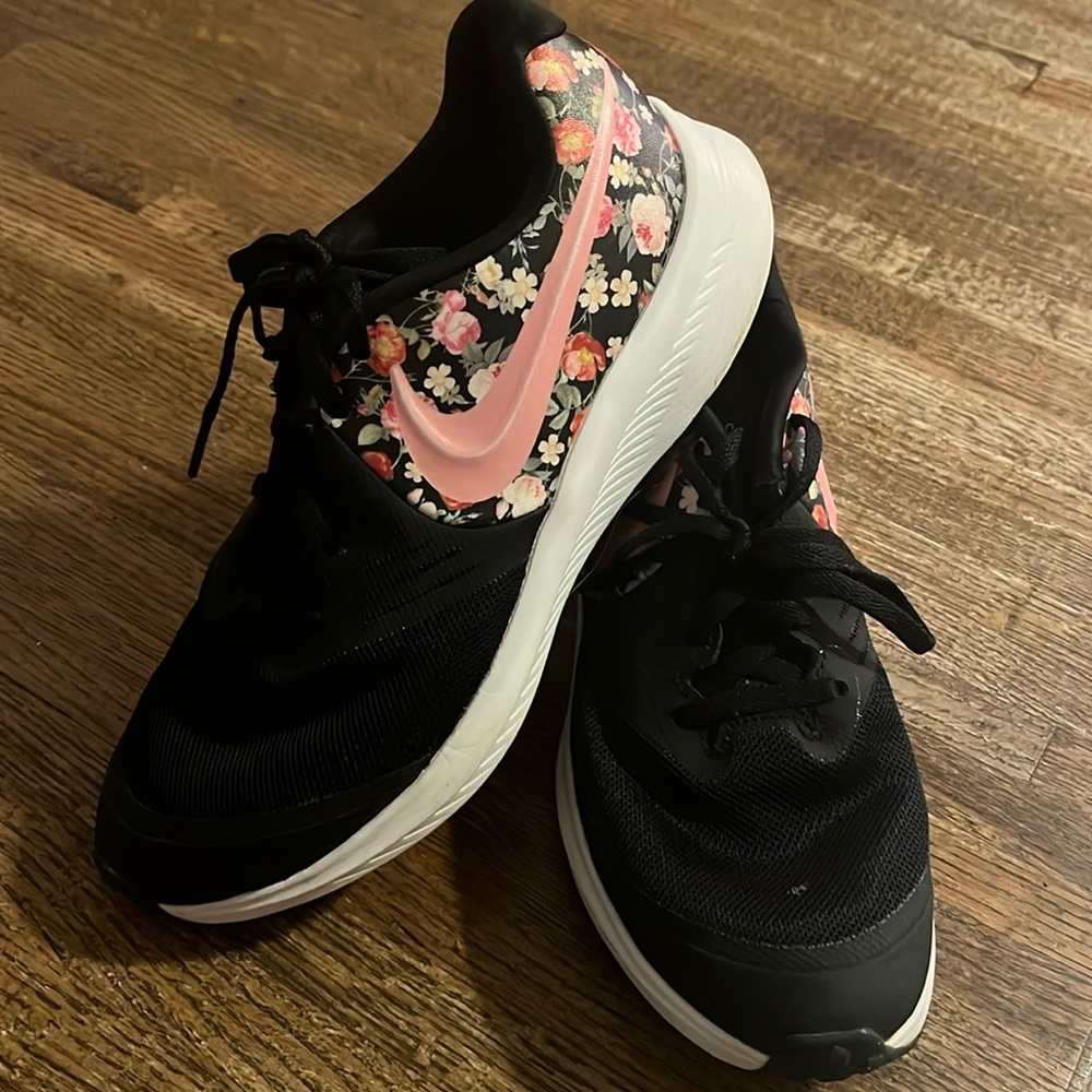 Girls Nike tennis shoes